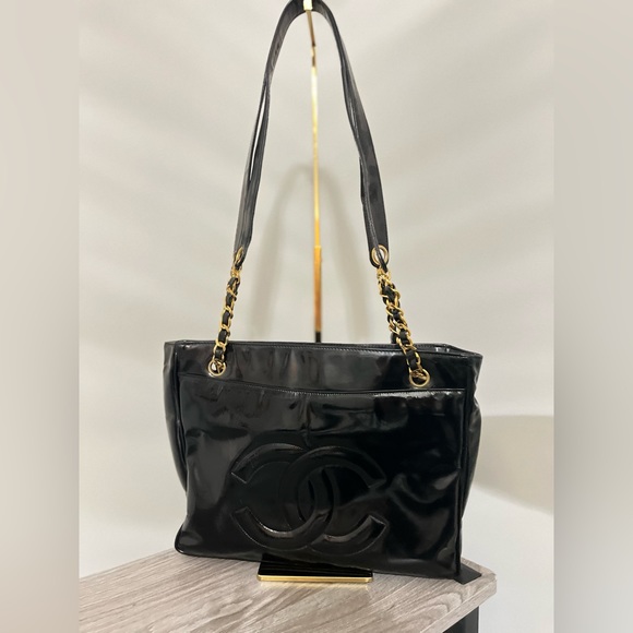 Chanel Black Parent Leather Shoulder Bag with CC logo - Picture 11 of 15